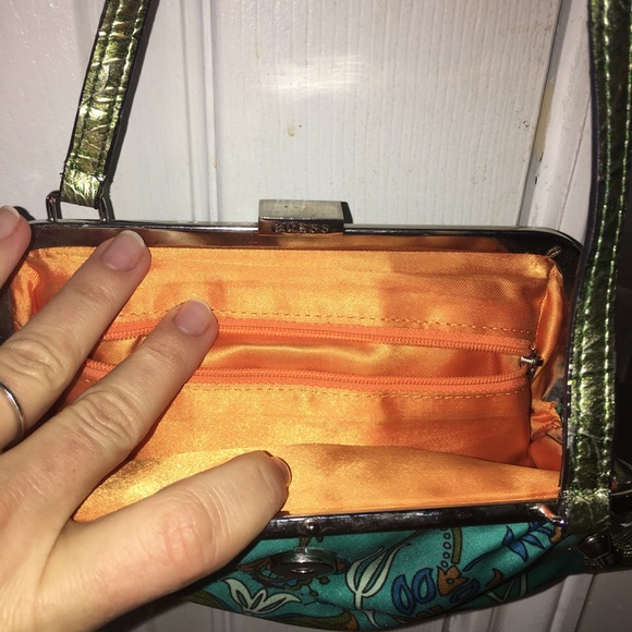 Small GUESS Hand-bag - Picture 3 of 4